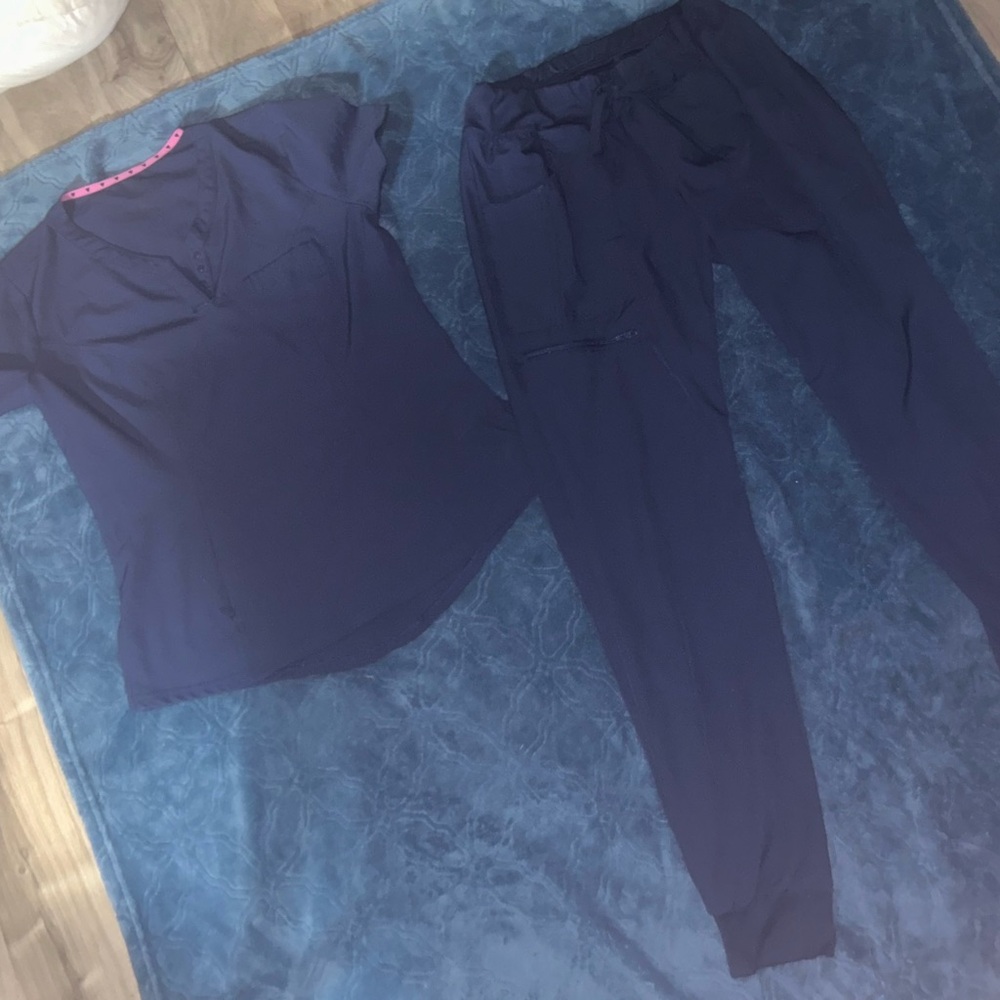 Heart & Soul scrub set, size small Petite